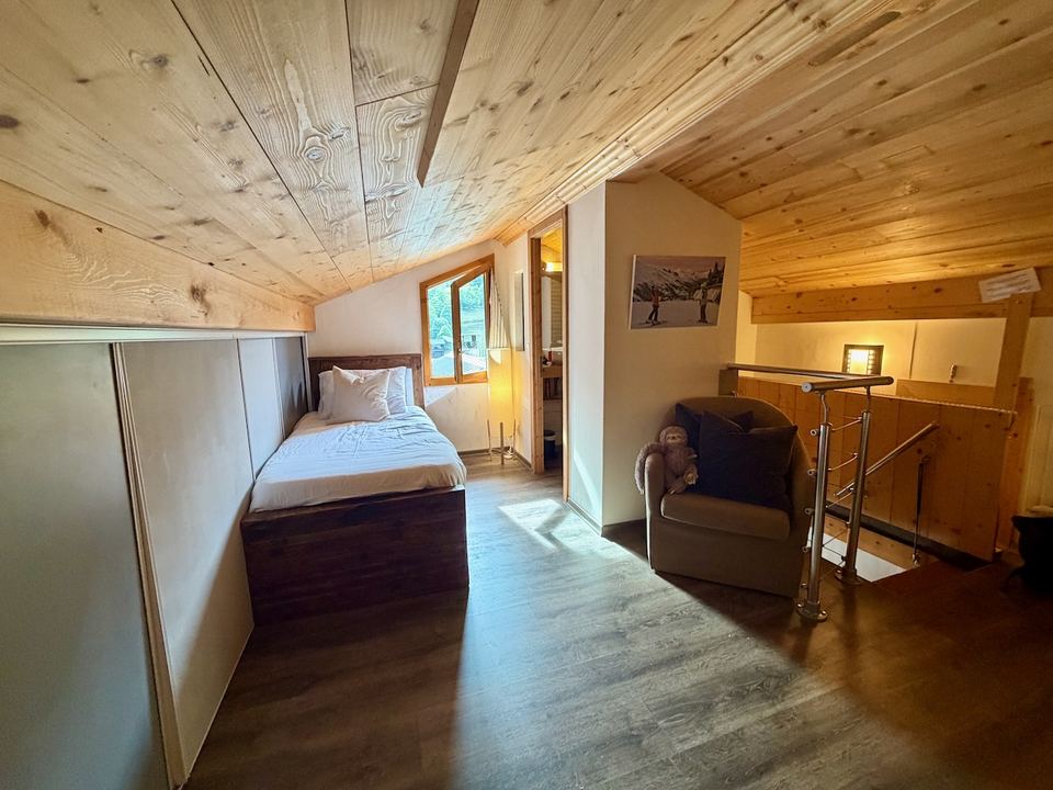 The attic floor has its own WC and basin. Best suited to children.