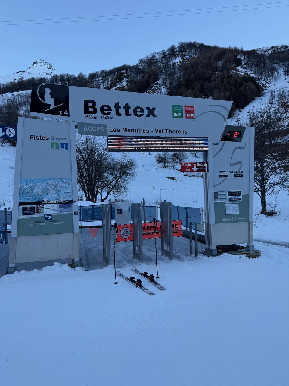 The Bettex chair: 1,566m to 1,940m, open 08:45 to 16:30, and eighty metres from the door.