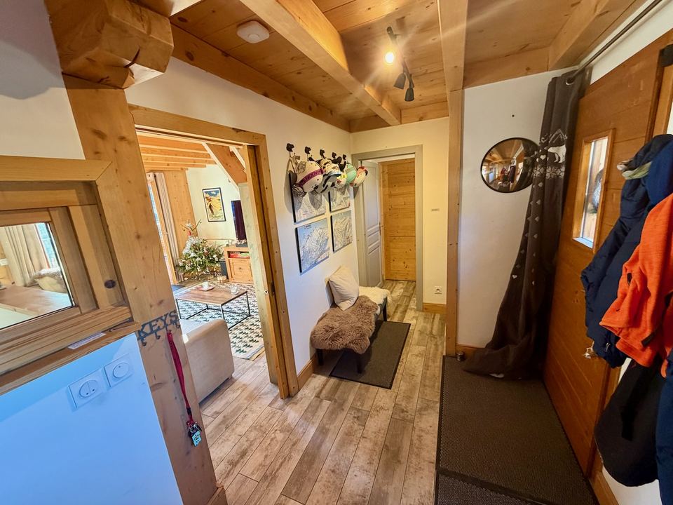 The hall: hooks for ski clothes, a bench to get boots on, and the warmers to the left.