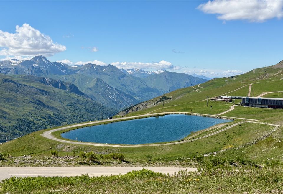 The lake on the tarmac climb that runs from the chalet up to Val Thorens.