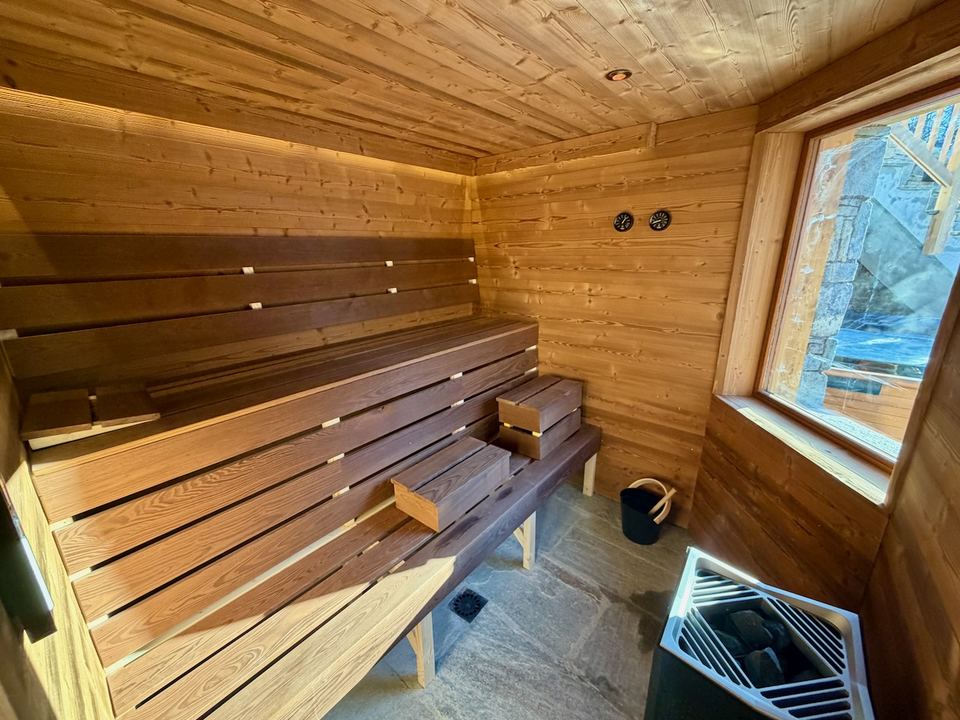 The sauna seats eight, at around 85°C at ceiling level.